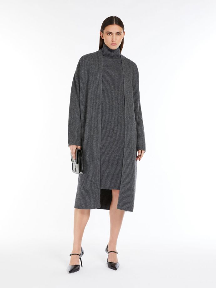 Šedé šaty se stojáčkem, MaxMara, 14 100 Kč
Šedé šaty se stojáčkem, MaxMara, 14 100 Kč