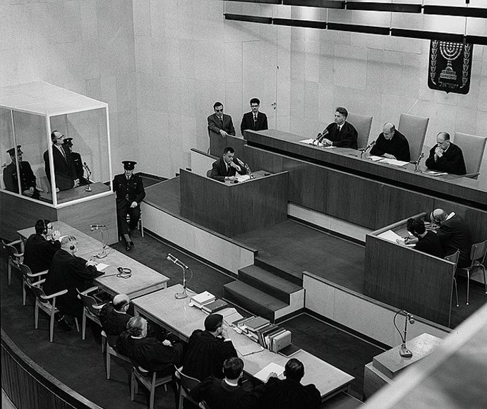 Adolf Eichmann u soudu
Adolf Eichmann u soudu