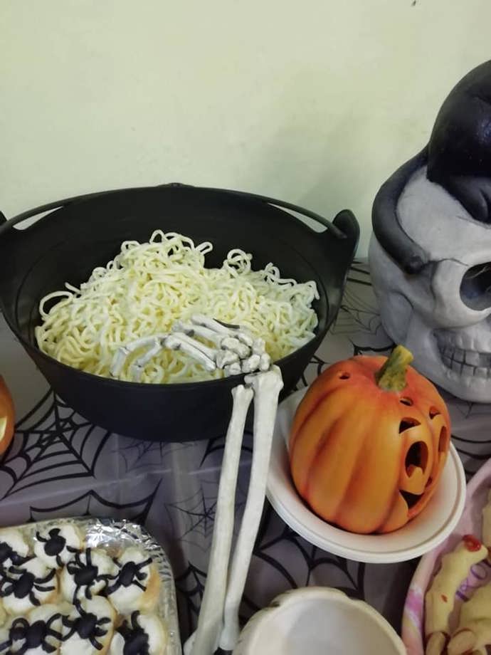 Strašidelný stůl s děsivým občerstvením. 