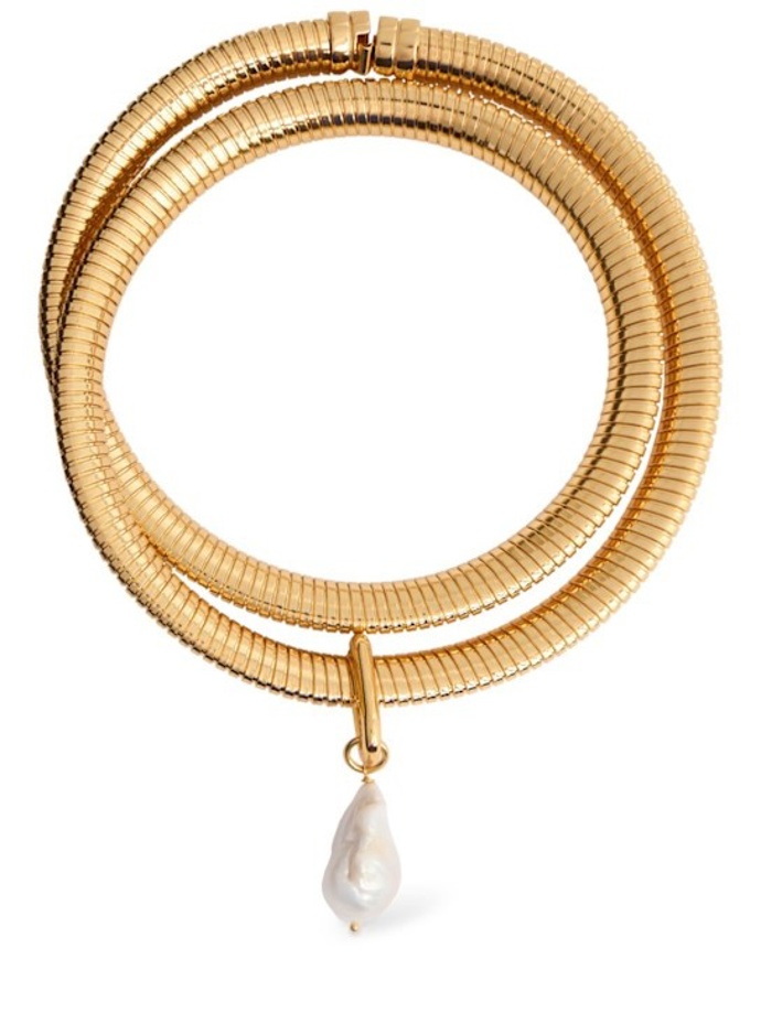 Náhrdelník dvojitý Pearl charm double wrap necklace, Timeless Pearly, 350 eur
Náhrdelník dvojitý Pearl charm double wrap necklace, Timeless Pearly, 350 eur
