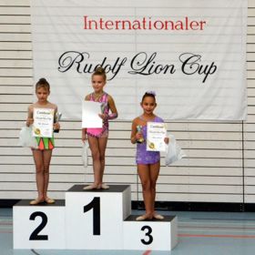 Už od 8 let vyhrávala Adriana medailová umístění v moderní gymnastice.
