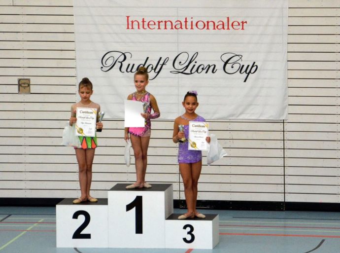 Už od 8 let vyhrávala Adriana medailová umístění v moderní gymnastice.
