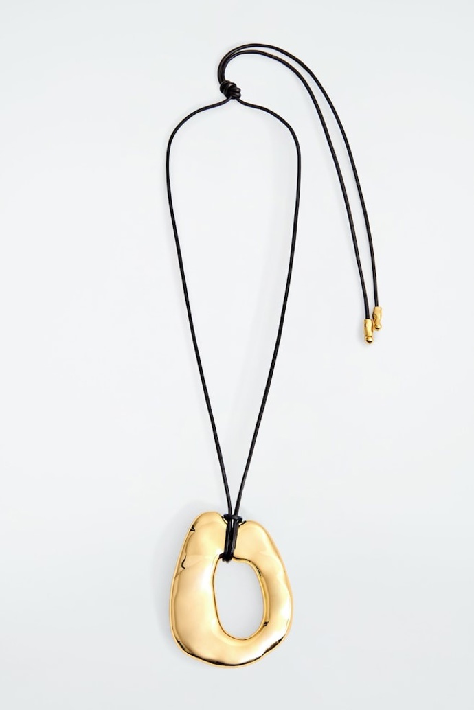 Náhrdelník s velkým přívěskem MOLTEN PENDANT NECKLACE, COS, 49 eur
Náhrdelník s velkým přívěskem MOLTEN PENDANT NECKLACE, COS, 49 eur
