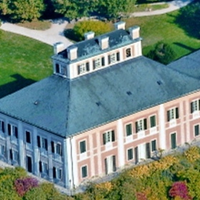 Zámek Ratibořice byl letním sídlem vévodkyně Kateřiny Zaháňské, jež zde hostila význačné osobnosti a nechala se inspirovat krajinou, která hrála zásadní roli v románu Babička.
