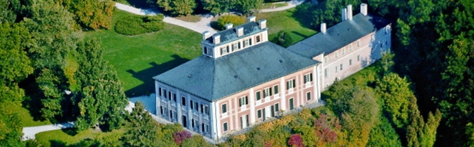 Zámek Ratibořice byl letním sídlem vévodkyně Kateřiny Zaháňské, jež zde hostila význačné osobnosti a nechala se inspirovat krajinou, která hrála zásadní roli v románu Babička.
Zámek Ratibořice byl letním sídlem vévodkyně Kateřiny Zaháňské, jež zde hostila význačné osobnosti a nechala se inspirovat krajinou, která hrála zásadní roli v románu Babička.