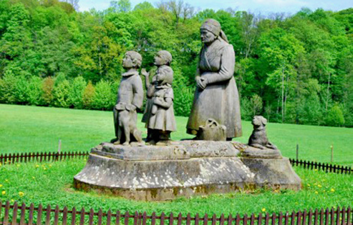 Při návštěvě Ratibořic je bezesporu památník Babičky, který stojí u vstupu do Babiččina údolí. Tento monument, vytvořený významným českým sochařem Otto Gutfreundem.
Při návštěvě Ratibořic je bezesporu památník Babičky, který stojí u vstupu do Babiččina údolí. Tento monument, vytvořený významným českým sochařem Otto Gutfreundem.