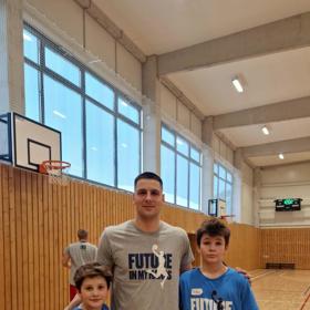 Oba bratři trénují a závodí pod TJ Thermia klubem Karlovy Vary.
