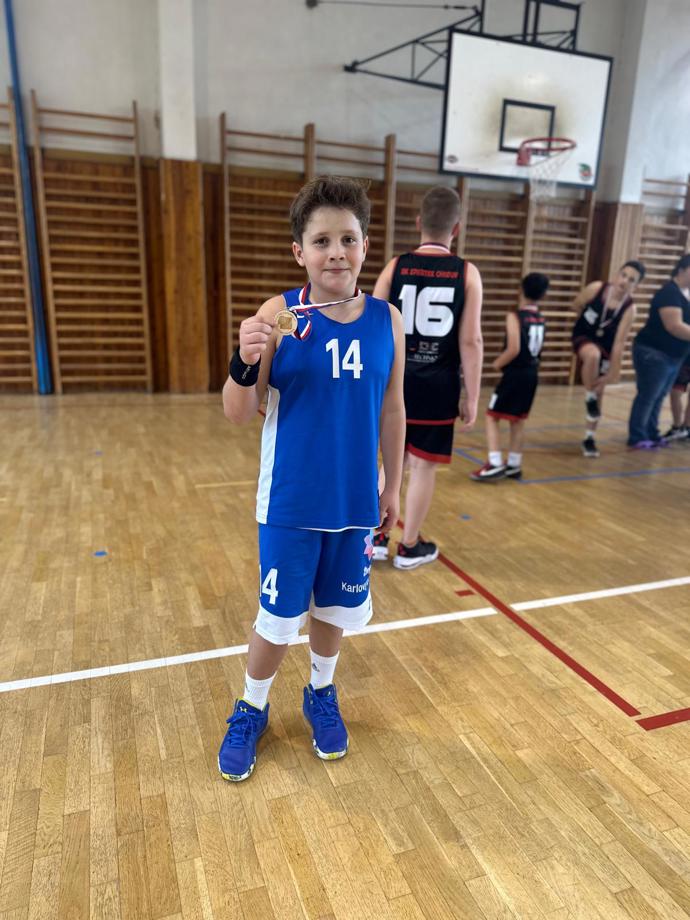 Maxim Makarenko se téměř denně věnuje basketbalu a zároveň se připravuje na zkoušky na gymnázium.
