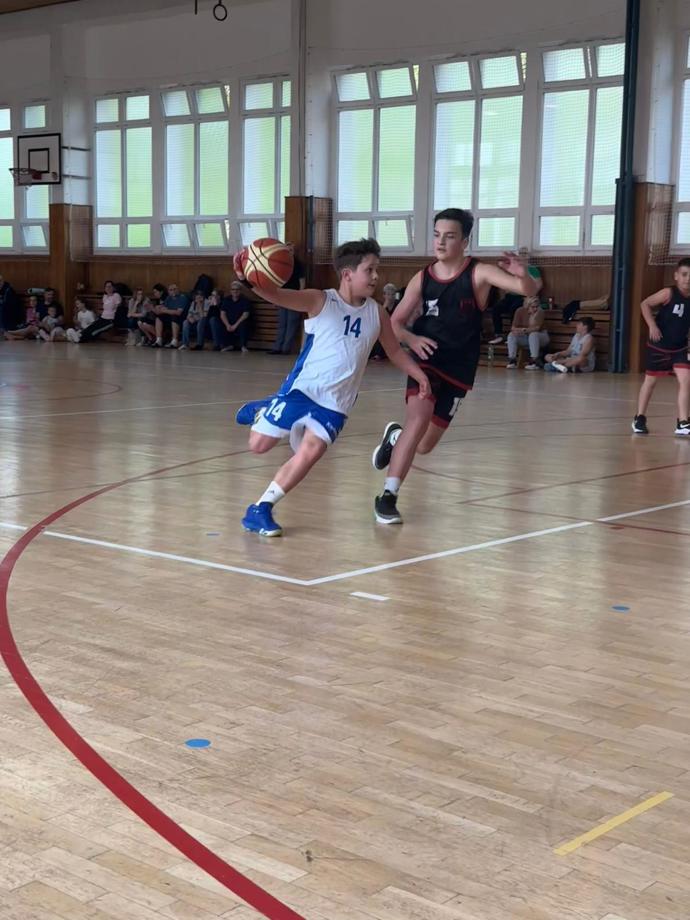 Hráči se na hřišti musí rychle rozhodovat a reagovat na pohyby soupeře i svých spoluhráčů.
