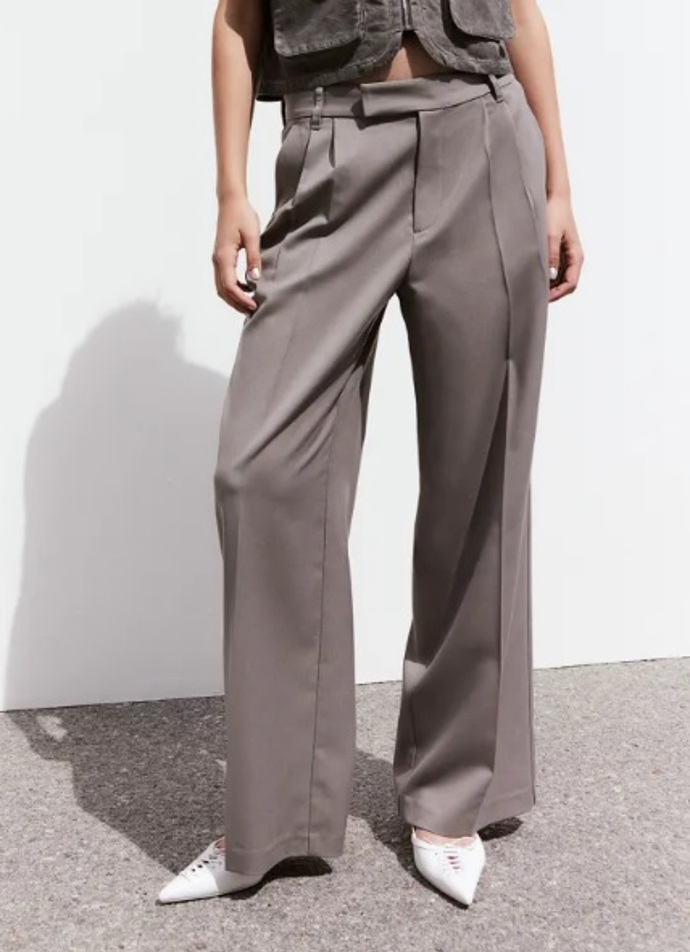 Elegantní kalhoty v šedobéžové barvě, H&M, 479 Kč
