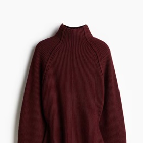 Šaty z žebrovaného úpletu s vysokým límcem, H&M, 899 Kč

