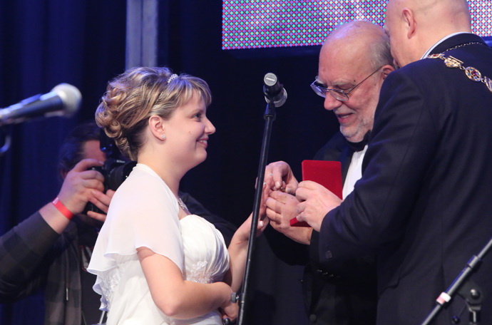 Svatba Honzy a Pavlínky během koncertu v Lucerně
