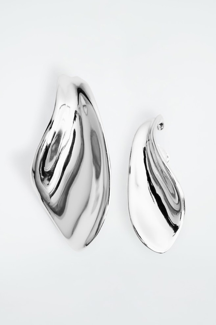 Náušnice organického tvaru Organic-Shaped Mismatched Earrings, COS, 39 eur
