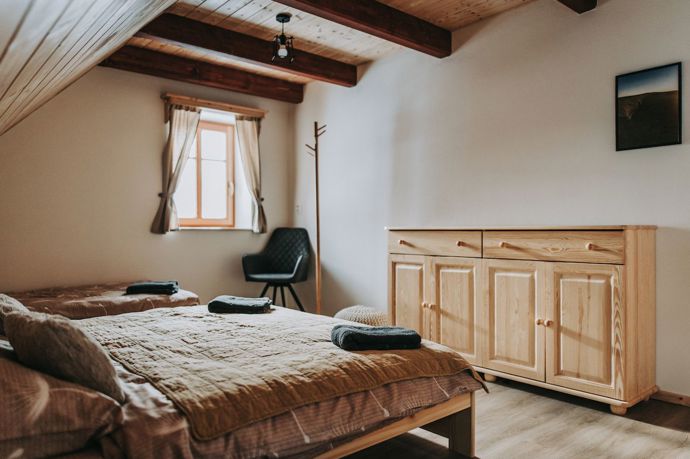 Ložnice nabízejí fascinující výhled na hvězdná souhvězdí, což dodává zážitku kouzelný rozměr.
