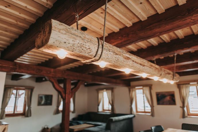Designové světlo v podobě dřevěné klády.
