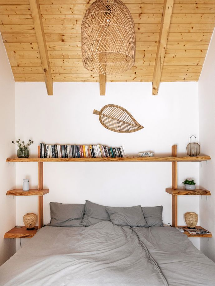 Ložnice je zařízena minimalisticky s manželskou postelí, světlými barvami a jednoduchými dekoracemi, které podtrhují klidný charakter chaty.
