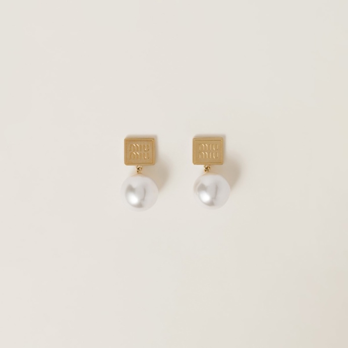 Náušnice se syntetickou perlou Metal and synthetic pearl earrings, Miu Miu, 360 eur
Náušnice se syntetickou perlou Metal and synthetic pearl earrings, Miu Miu, 360 eur