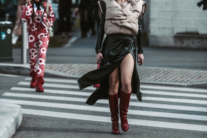 Krátká prošívaná vesta je elegantní s vysokými botami a sukní či šaty. Ač ji stylisté doporučují menším postavám, samozřejmě, že na vysokých "modelkách" vypadají také skvěle. 
