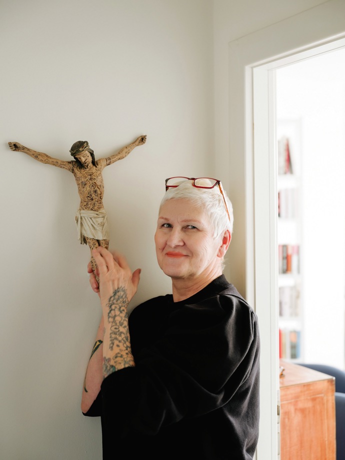 Marie, které nikdo neřekne jinak než Majka, by měla celý byt nejraději jen v černé a bílé. Jenže při plánování proměny se ukázalo, že bez barev a dekorací by to byla příliš velká nuda!

