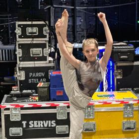 Protahování tělesných rozsahů, před divadelním představením.
