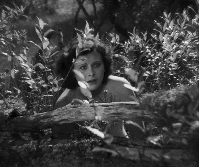 Ve 30. letech minulého století vyvolal film Gustava Machatého Extáse pohoršení i senzaci odhalenými scénami, šlo o jeden z vůbec prvních případů ženské nahoty ve filmu
Ve 30. letech minulého století vyvolal film Gustava Machatého Extáse pohoršení i senzaci odhalenými scénami, šlo o jeden z vůbec prvních případů ženské nahoty ve filmu
