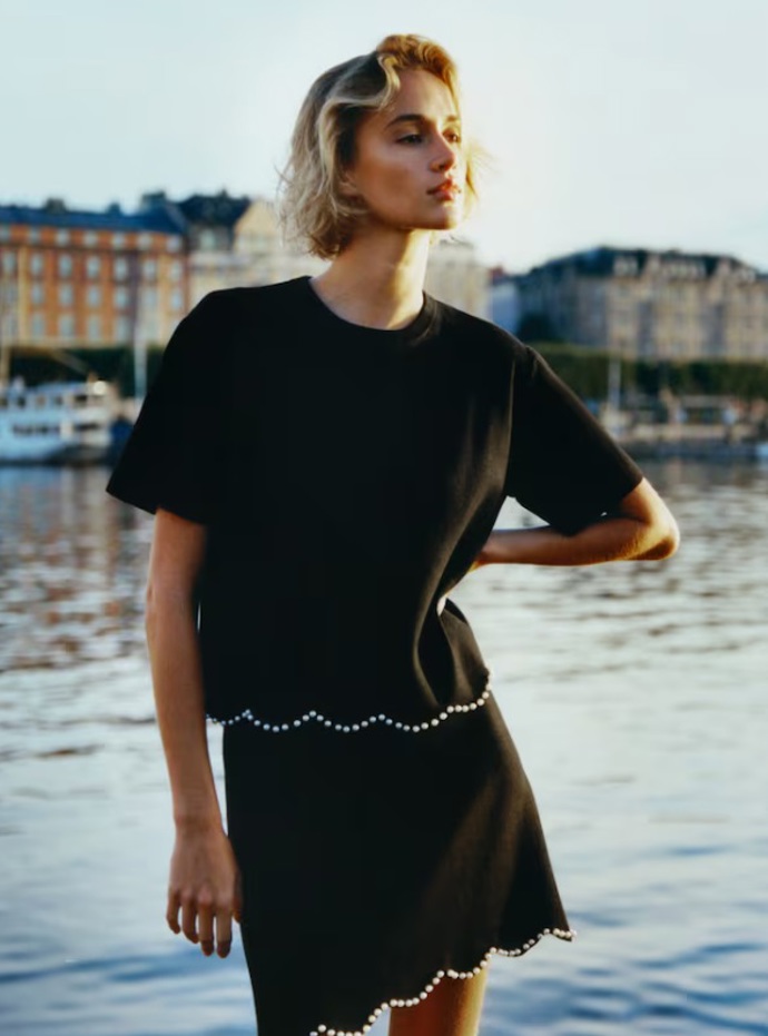 Pletená sukně zdobená korálky, H&M, 669 Kč
