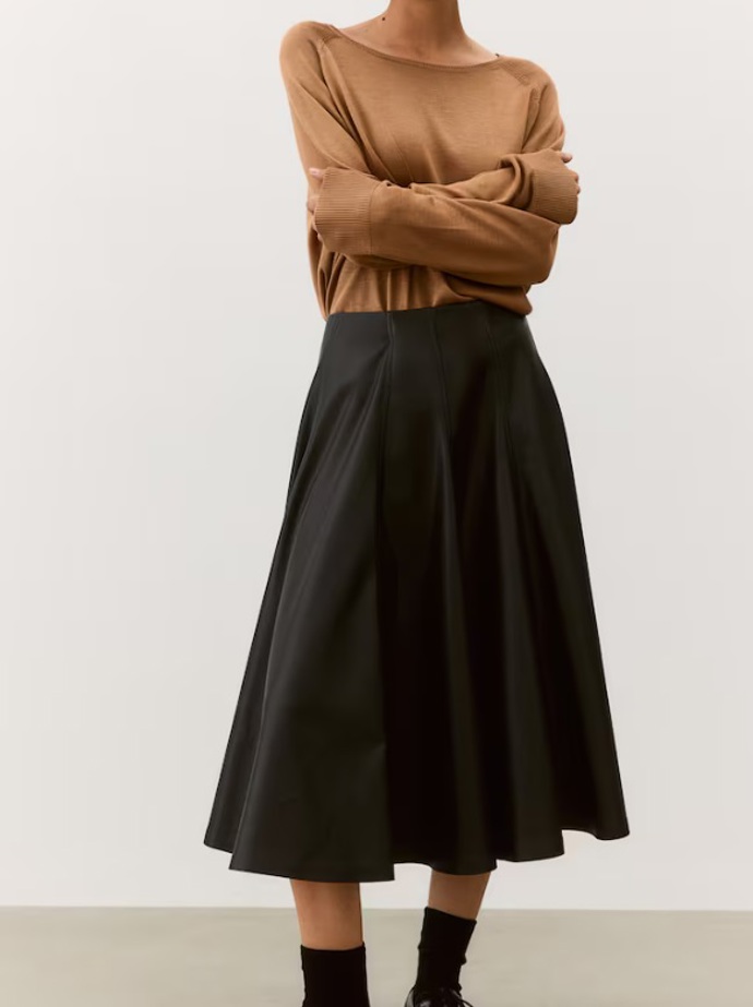 Kolová sukně s povrchovou úpravou, H&M, 1 459 Kč
