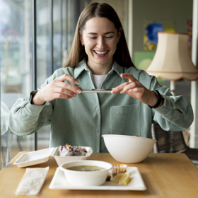 Japonská dieta je zdravá a úbytek na váze je jistý. Japonská dieta, známá pro svou jednoduchost a zdravotní benefity, se zaměřuje na čerstvé suroviny, vyvážené porce a stravu bohatou na živiny.
