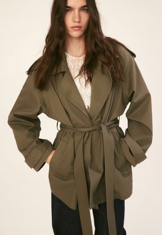 Krátký trenčkot, H&M, 1 199 Kč
