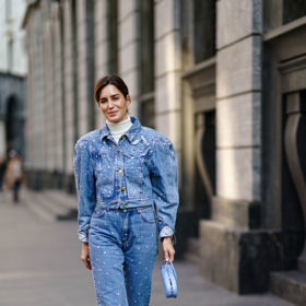 Dvoubarevné kovbojské boty skvěle doplní a ozvláštní all denim outfit.
