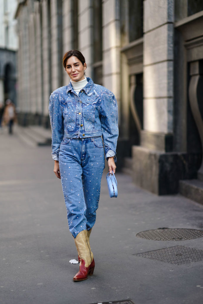 Dvoubarevné kovbojské boty skvěle doplní a ozvláštní all denim outfit.
