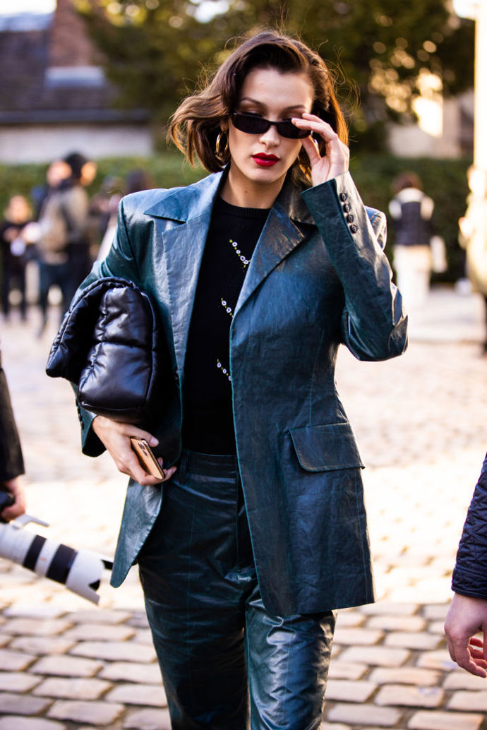 Kalhotový kostým z mačkané kůže oblékla i modelka Bella Hadid.
