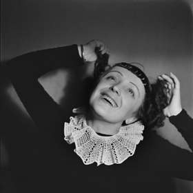 Édith Piaf jako dospívající dívka.
