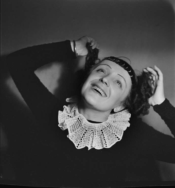 Édith Piaf jako dospívající dívka.
