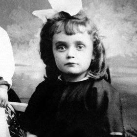 Édith Giovanna Gassion, později známá jako Édith Piaf, jako malé dítě.
