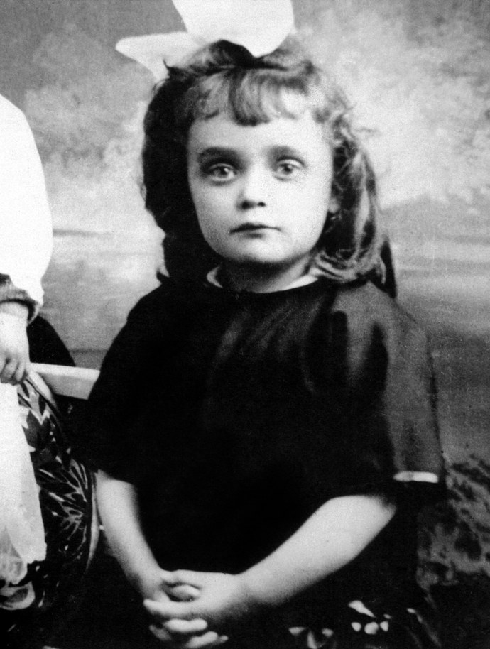 Édith Giovanna Gassion, později známá jako Édith Piaf, jako malé dítě.
