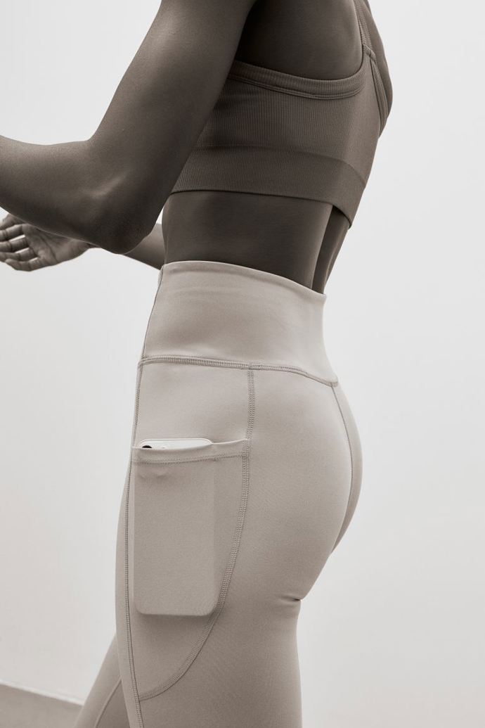 Sportovní legíny z materiálu DryMove™ s kapsami, H&M, 479 Kč
Sportovní legíny z materiálu DryMove™ s kapsami, H&M, 479 Kč