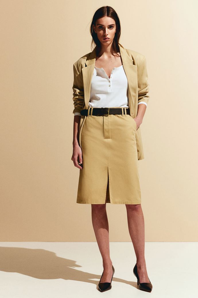 Sukně s vysokým pasem a páskem, H&M, 599 Kč
Sukně s vysokým pasem a páskem, H&M, 599 Kč