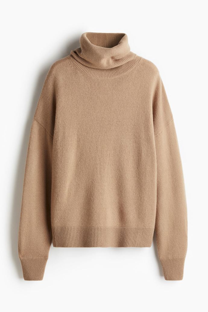 Svetr z kašmírové směsi s rolákem, H&M, 3 999 Kč
Svetr z kašmírové směsi s rolákem, H&M, 3 999 Kč