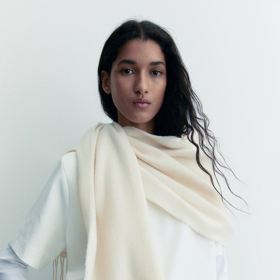 Bílá tkaná šála, H&M, 239 Kč
