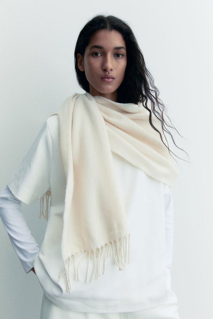 Bílá tkaná šála, H&M, 239 Kč
