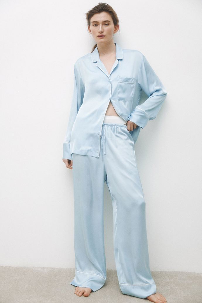 Saténové pyžamo, H&M, 839 Kč
