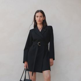 Blejzrové šaty s páskem, H&M, 1 199 Kč
