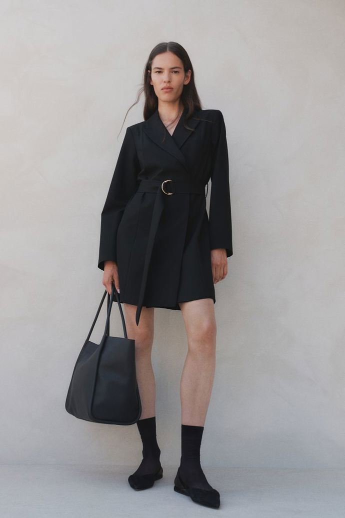 Blejzrové šaty s páskem, H&M, 1 199 Kč
Blejzrové šaty s páskem, H&M, 1 199 Kč