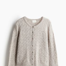 Propínací svetr s copánkovým vzorem, H&M, 599 Kč
