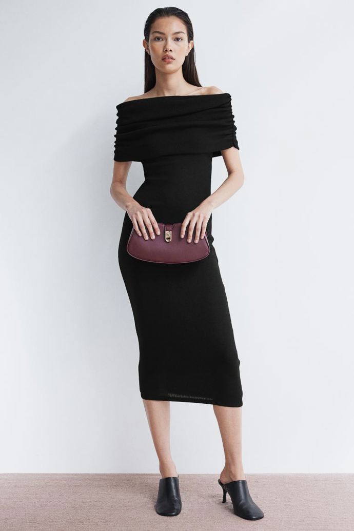 Šaty odhalující ramena, H&M, 719 Kč
Šaty odhalující ramena, H&M, 719 Kč
