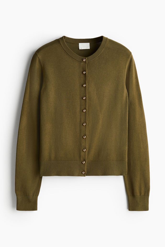 Pletený propínací svetr v barvě khaki, H&M, 479 Kč
