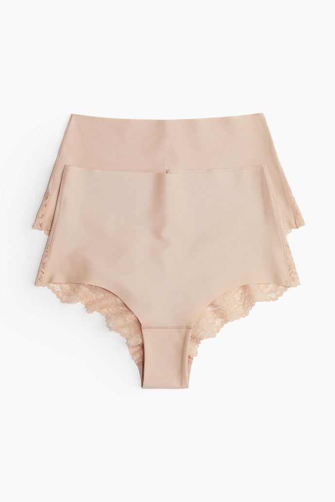 2 kusy tvarujících kalhotek s krajkou, H&M, 479 Kč
2 kusy tvarujících kalhotek s krajkou, H&M, 479 Kč