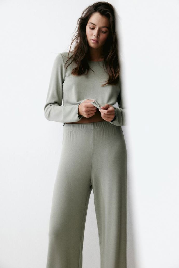 Pyžamový vršek a kalhoty, H&M, 599 Kč
