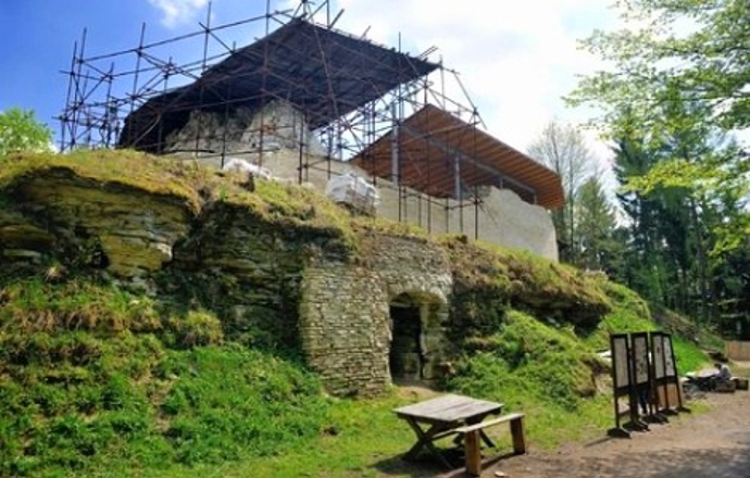 Hrad Vízmburk, který se nachází nedaleko Babiččina údolí, je gotická zřícenina z 13. století, jejíž význam byl objeven až při archeologických vykopávkách v 70. letech, a dnes je přístupná jako atraktivní turistická destinace.
Hrad Vízmburk, který se nachází nedaleko Babiččina údolí, je gotická zřícenina z 13. století, jejíž význam byl objeven až při archeologických vykopávkách v 70. letech, a dnes je přístupná jako atraktivní turistická destinace.